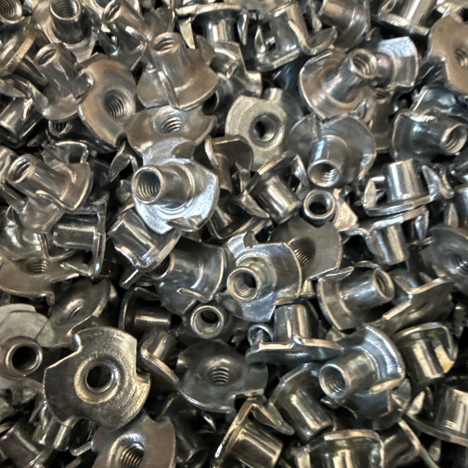 (500) 8-32 x 1/4 Tee Nuts 3-Prong Wood Nut