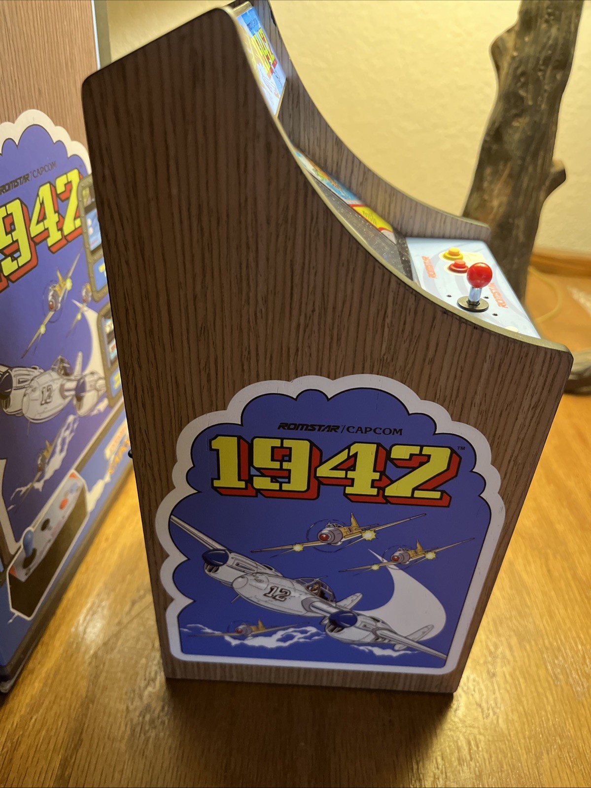 New Wave Toys Replicade 1942 1/6 Scale Mini Arcade Cabinet CAPCOM