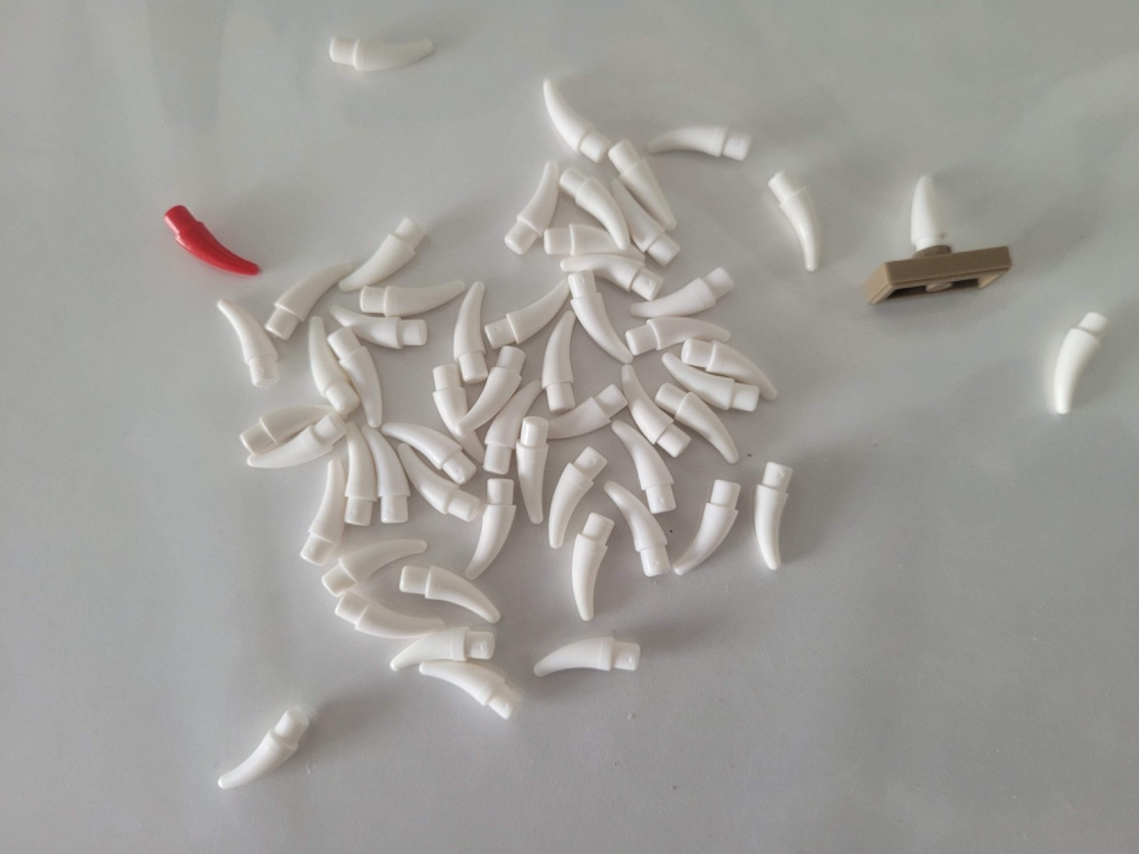 LEGO CURVED WHITE HORN / TOOTH SET OF 64 PIECES Part #53451 LEGOS