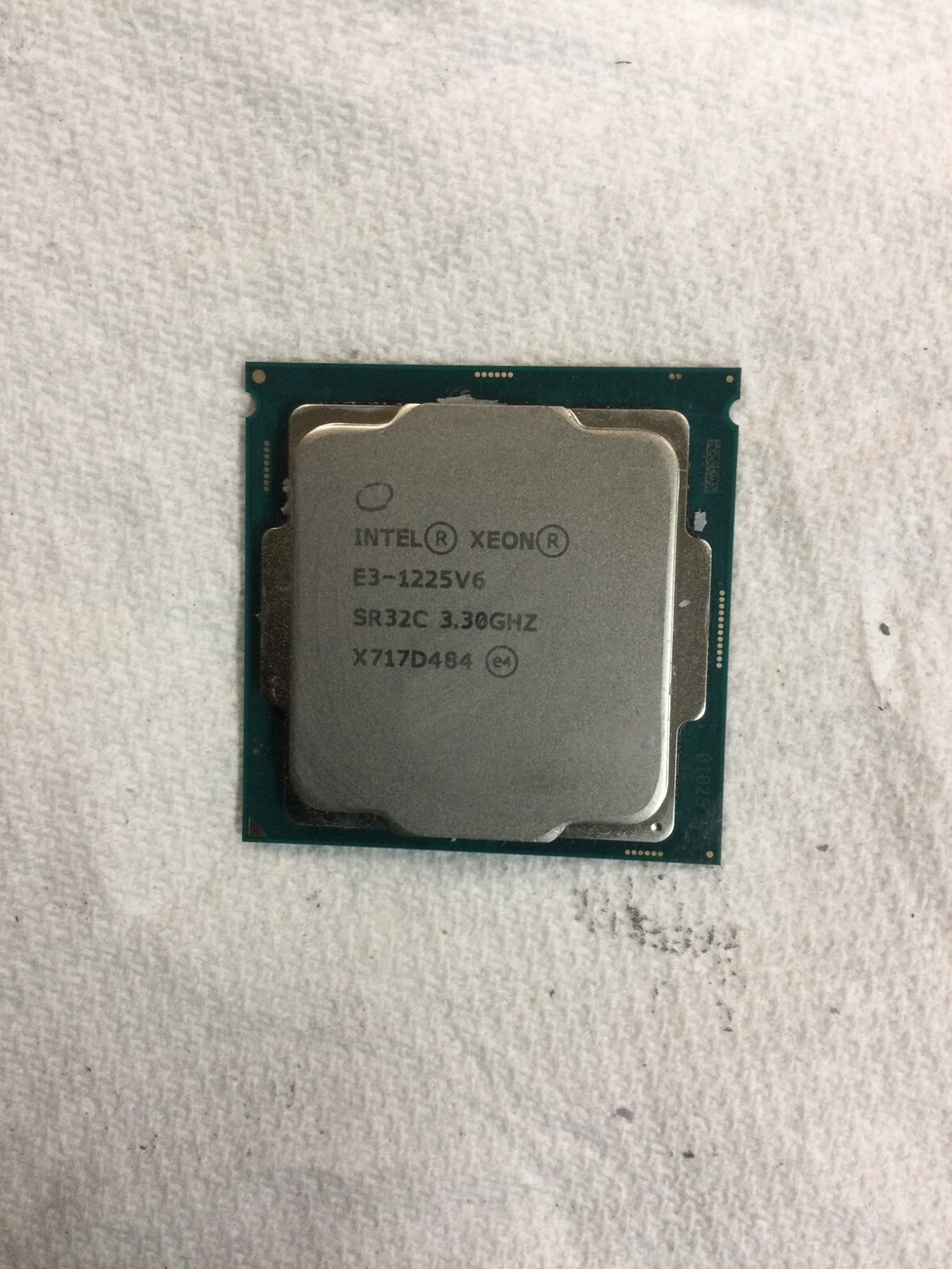 Intel Xeon E3-1225V6 3.3 GHz SR32C 4-Cores CM8067702871024