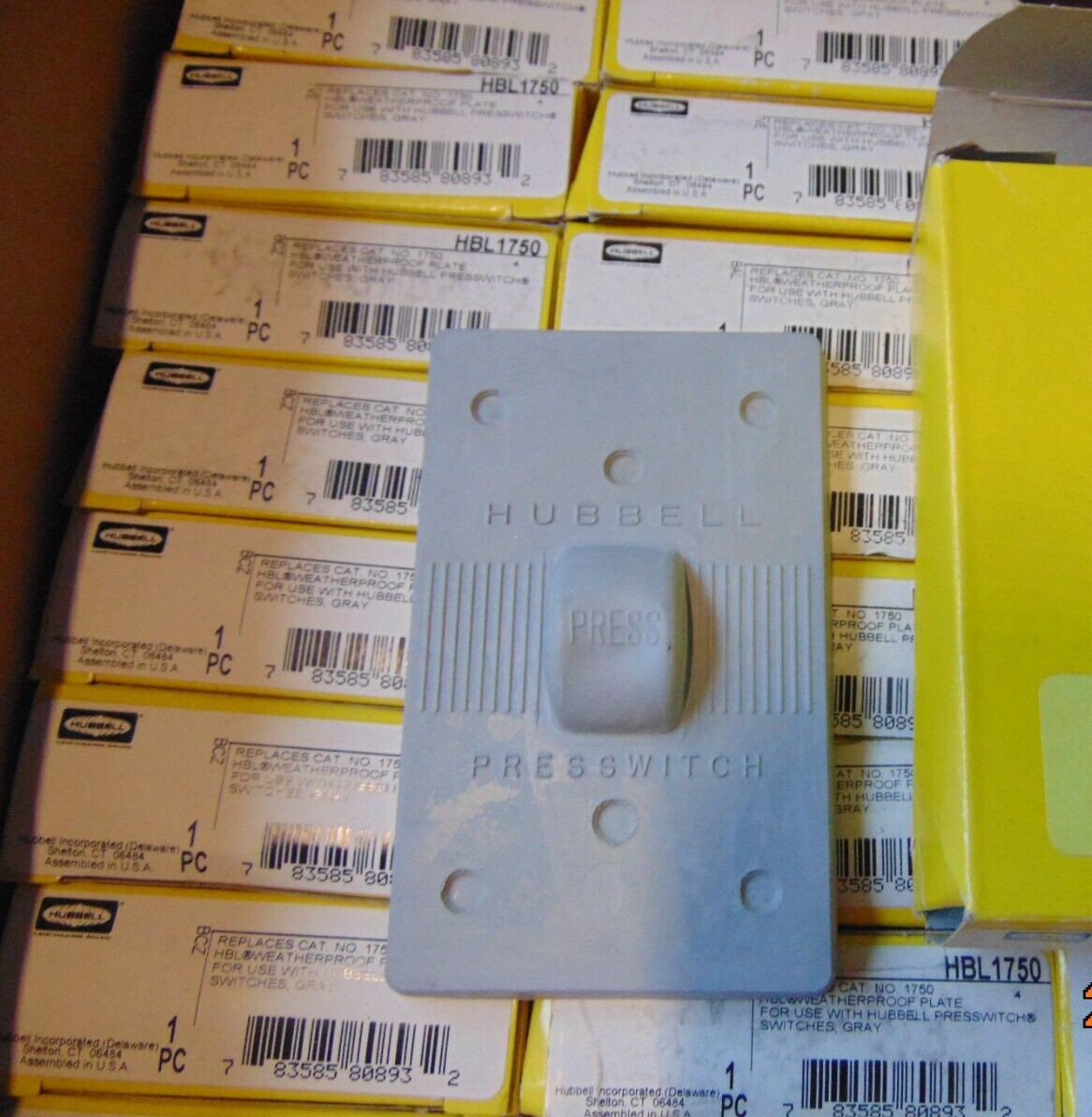 (1) Hubbell HBL1750 Weatherproof Wall Plate 1-Gang Gray HBL1750