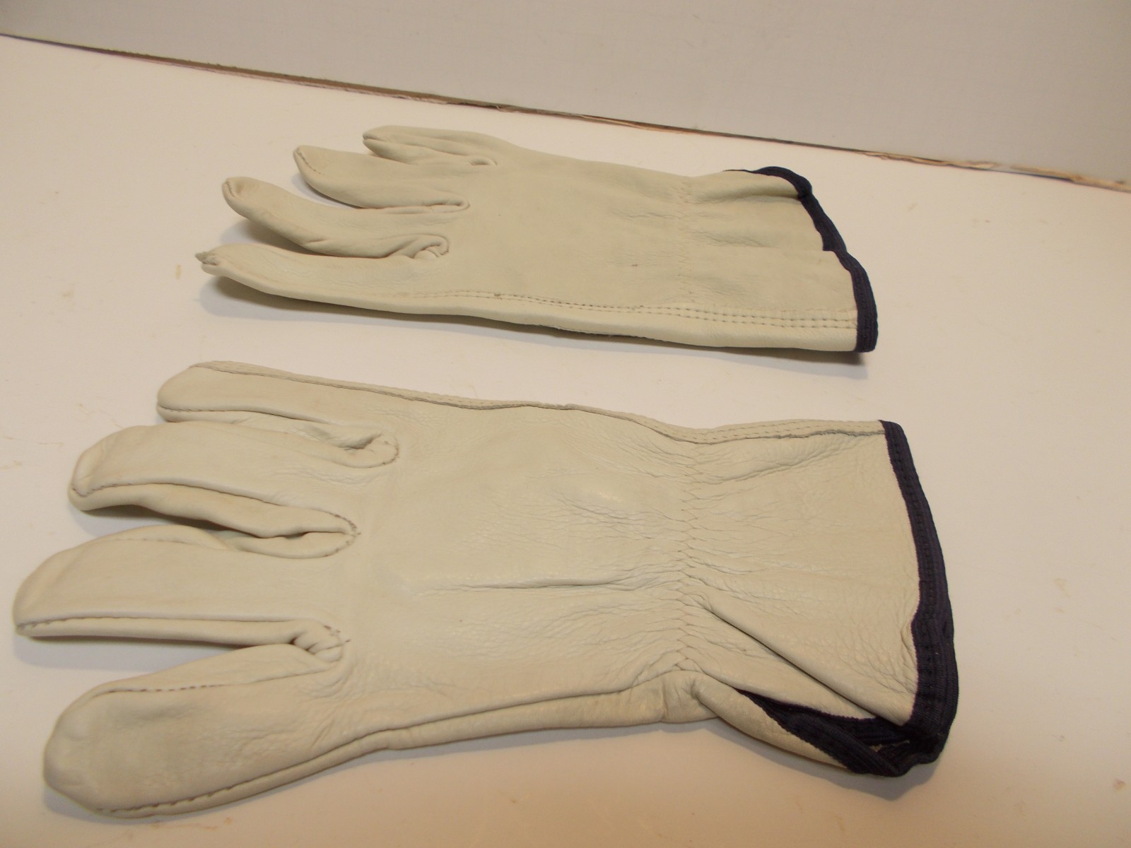 Leather Trapping Gloves Size L (Trapping Gauntlet  Trapping Supplies Work Glove)