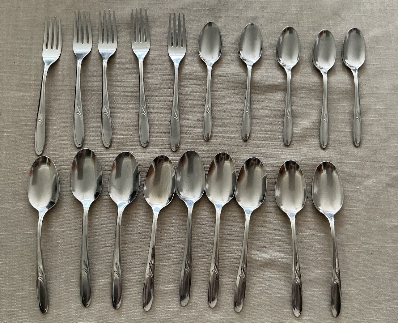 Superior Stainless Flatware USA Vibrant Pattern Set 19 Pieces Forks Spoons