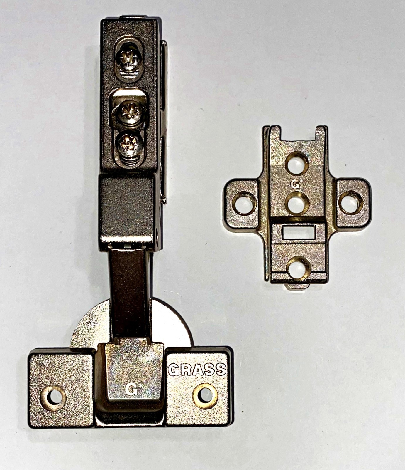 GRASS Hinge 1806, Clip On, 90°,Self Close,Full Overlay with "44"mounting plate.