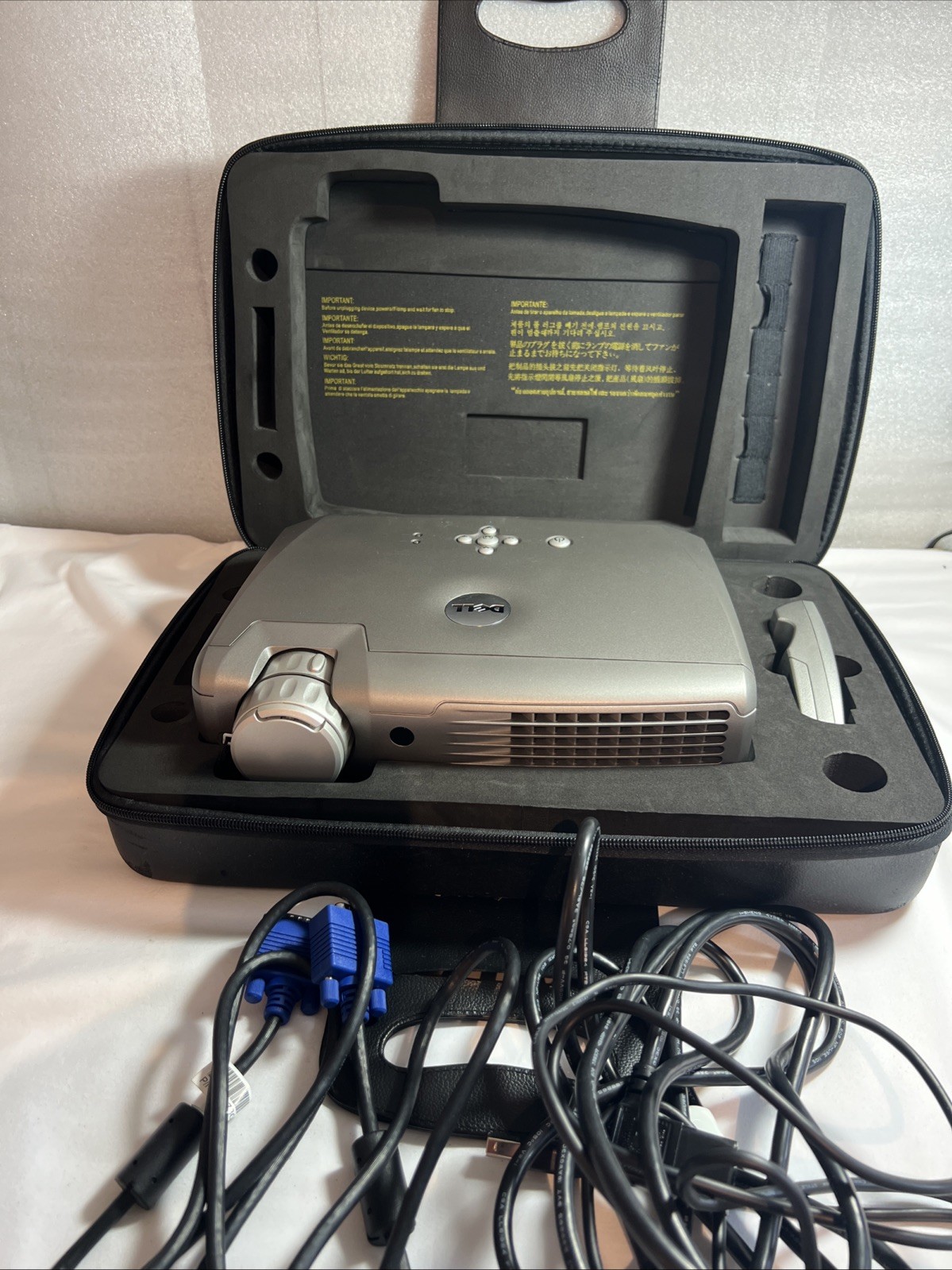 Dell 2400MP Portable Projector 3000 Lumens 320 Lamp W/ Remote