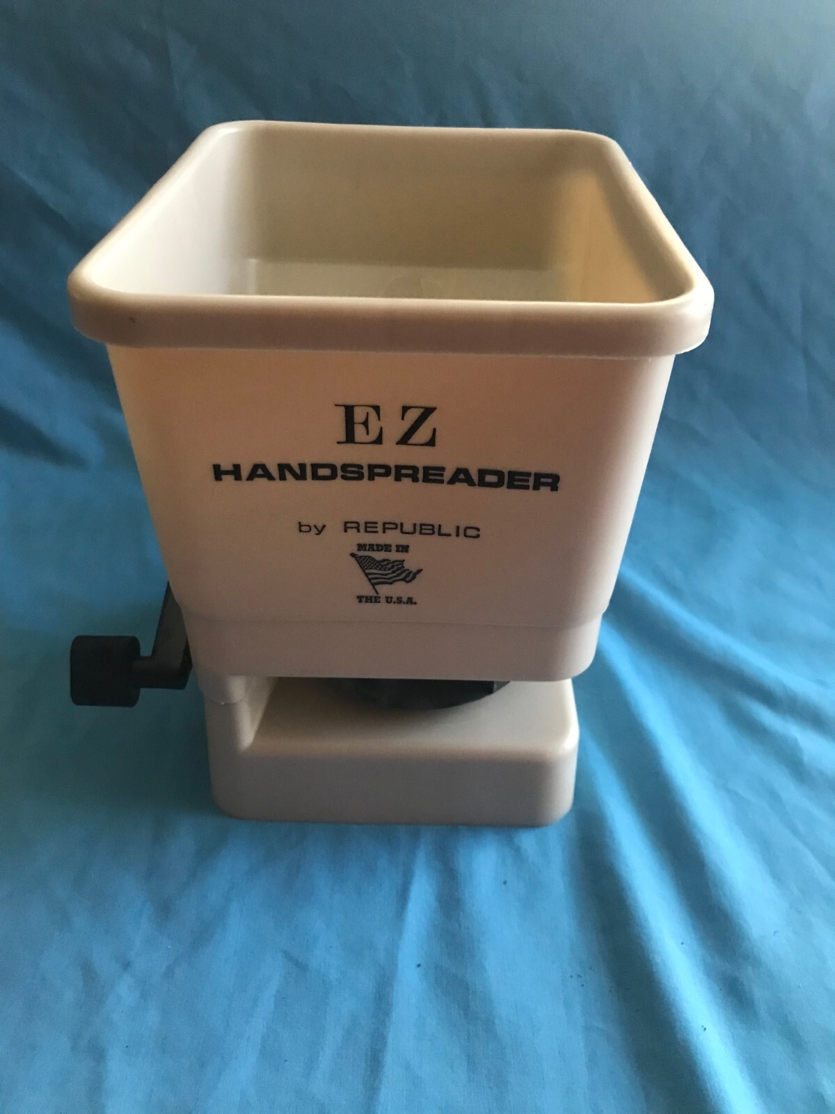 Pre-Owned Republic EZ Crank Handheld Hand Spreader for Seed & Fertilizer