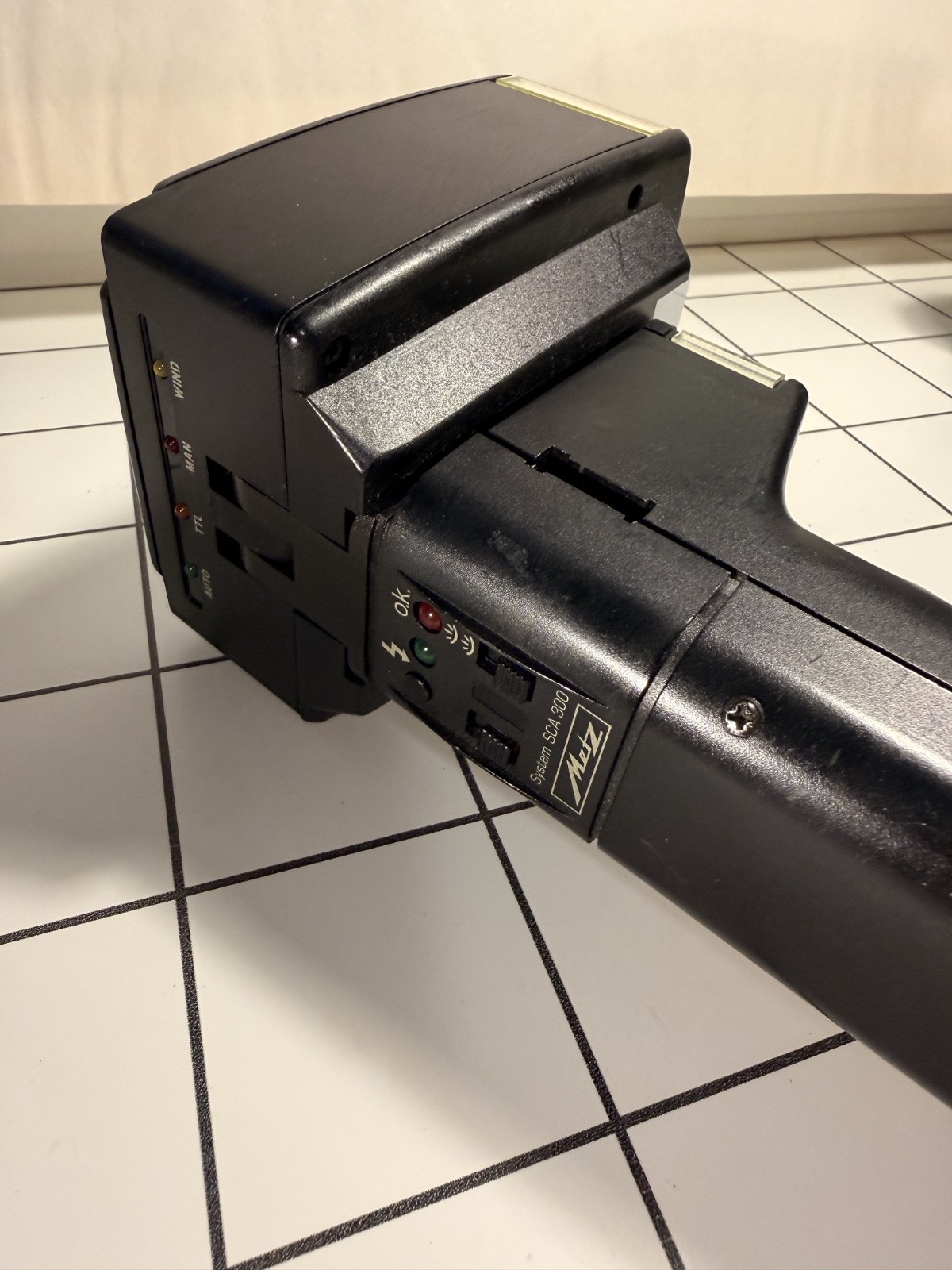 Metz Mecablitz 45 CL-4 digital camera flash with AA battery pack - UNTESTED