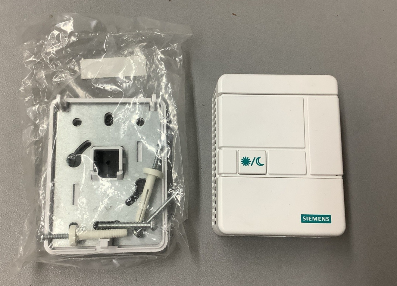 Siemens 540-670B Electronic Room Temperature Sensor (b468)