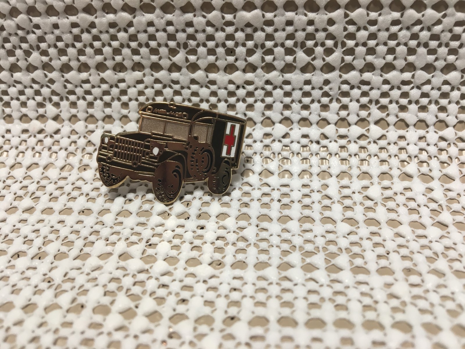 US ARMY 3/4 AMBULANCE HAT PIN