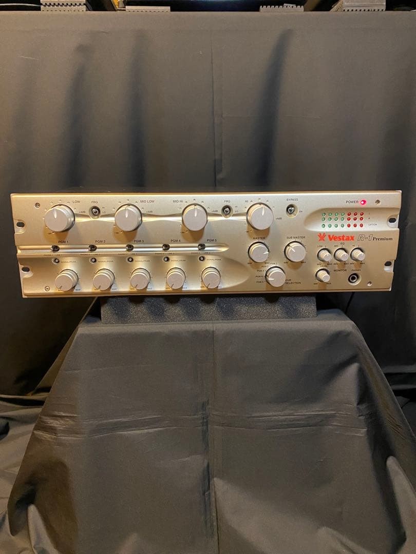 Vestax R-1 DJ Mixer