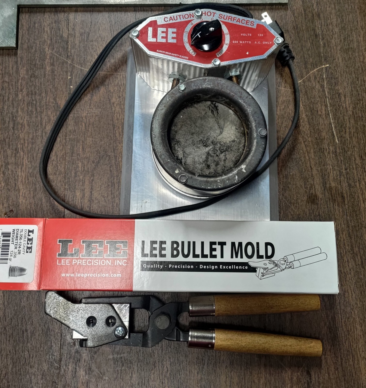 Lee Bullet Casting System 2 Piece (9mm) .356 Mold and Lead melting pot