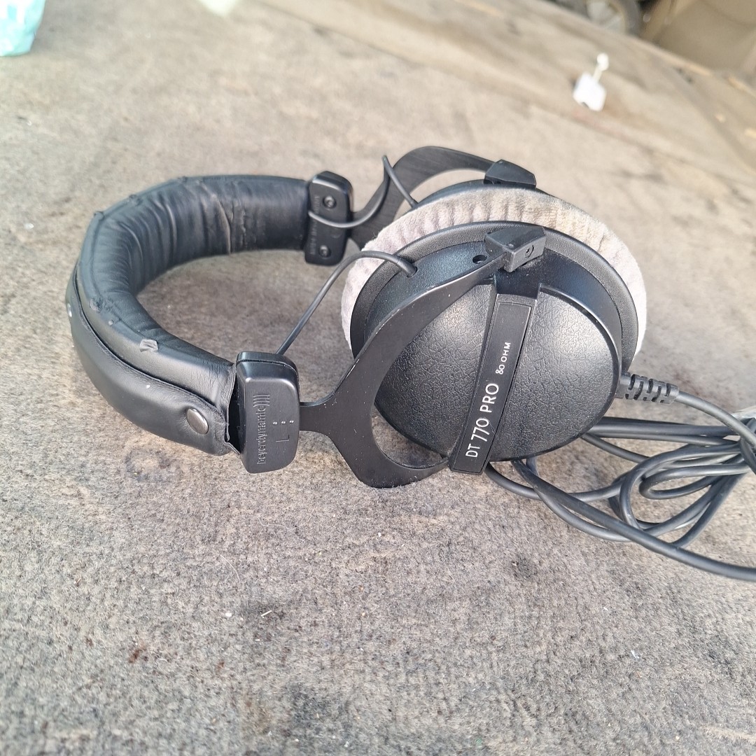 beyerdynamic DT 770 PRO 250 Ohm Over-Ear Studio Headphones - Black (459046)
