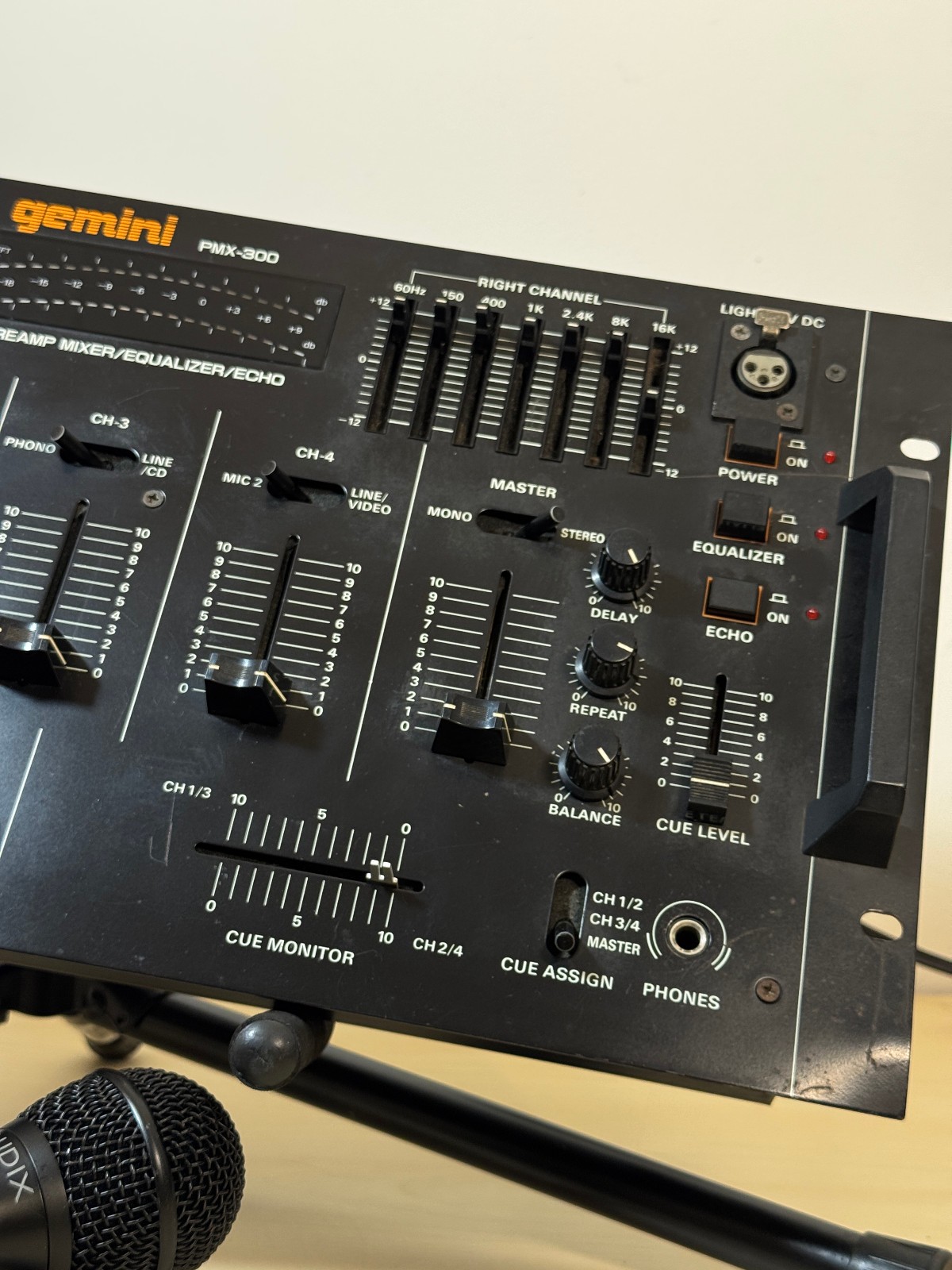 GEMINI PMX-300 - DJ Mixer - Phono Preamp - Equalizer - Echo - 4 Channel Analog