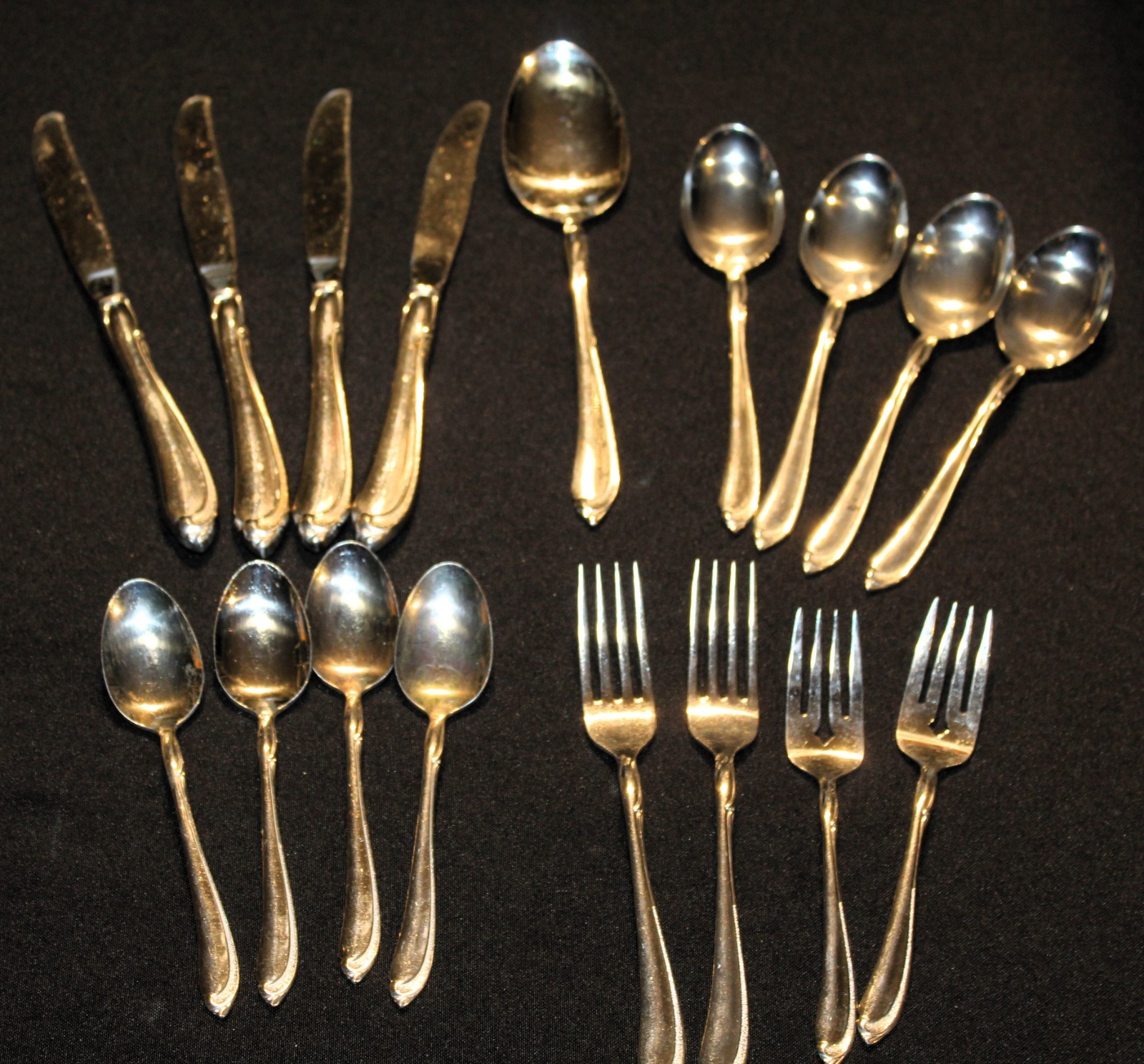 Oneida Whispering Sand 17 Piece Silverplate Flatware Set