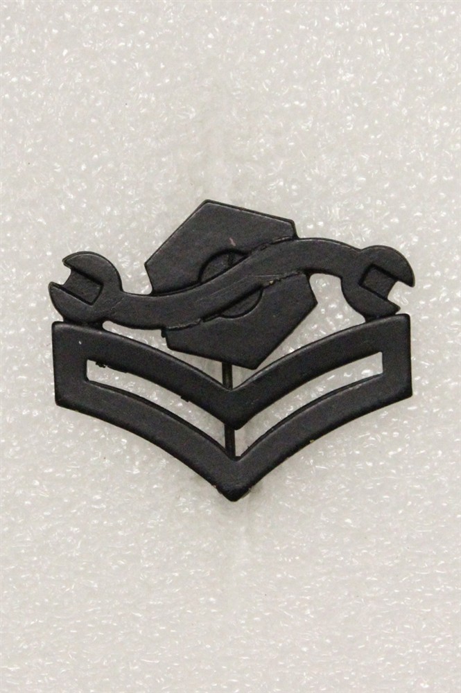 Cap Badge 747: U.S. Navy PO-2, Construction Mechanic - p/b, nhm, subdued