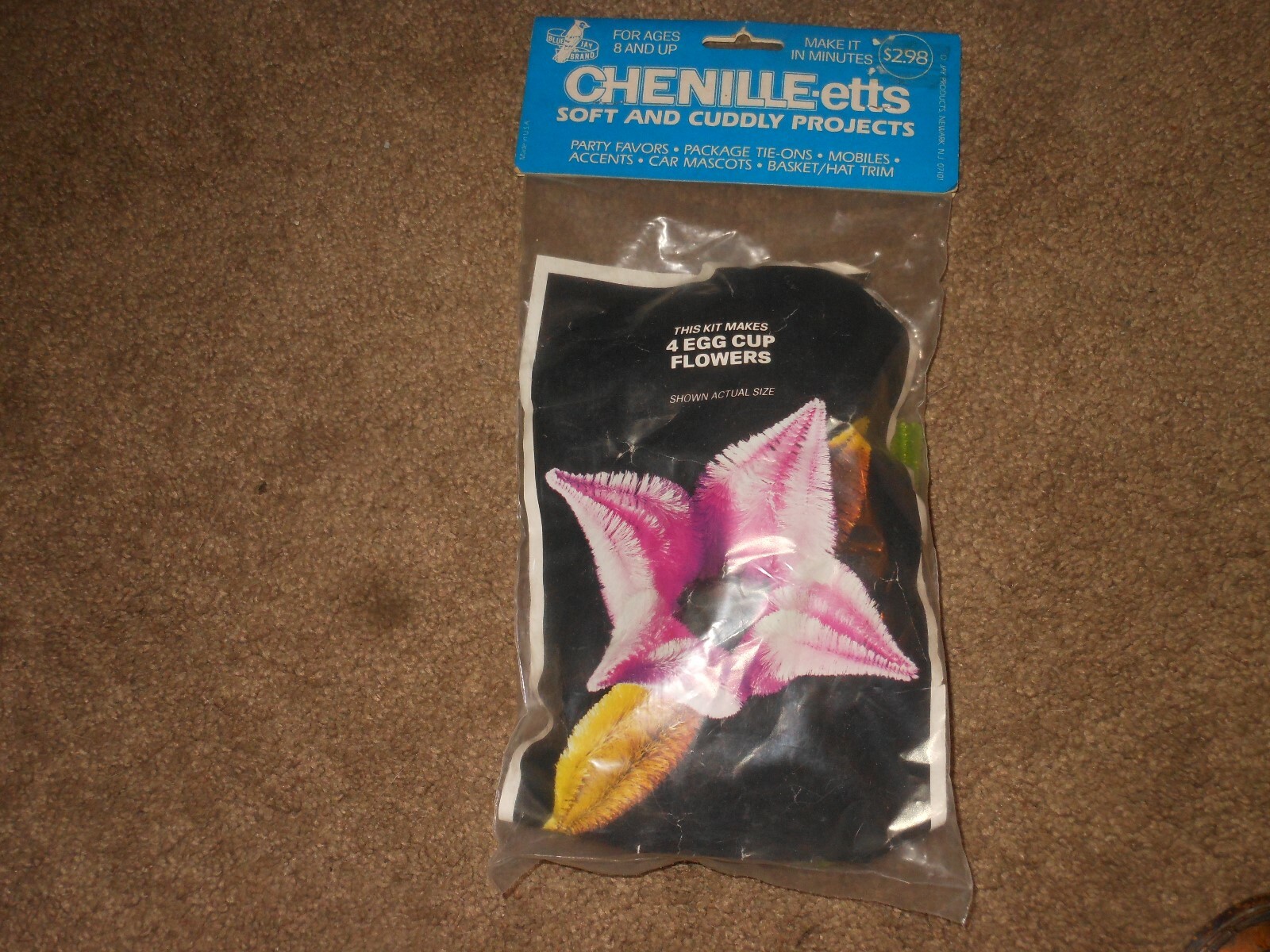 VTG. D JAY PRODUCTS CHENILLE-ETTS CRAFT KIT,  #207-4, MAKES 4 EGG CUP FLOWERS