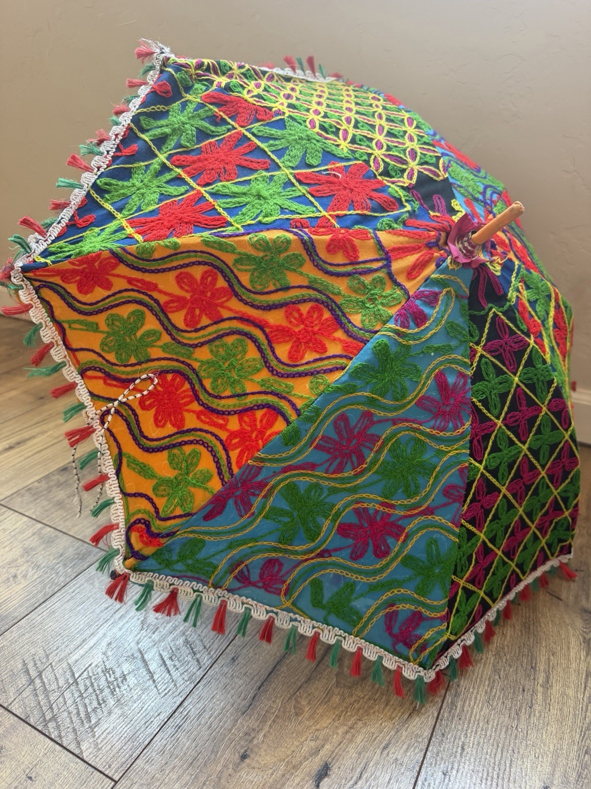 Artisanal Bohemian Embroidered Parasol – Vibrant Tassel Sun Umbrella Decor Prop