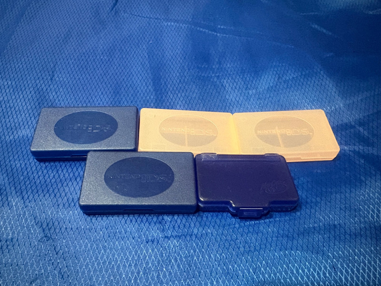 LOT OF 4 OFFICIAL GENUINE OEM NINTENDO DS 4-GAME PLASTIC GAME CASES HOLDER