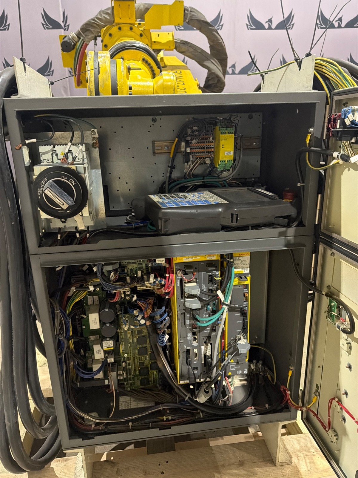 FANUC R‑2000iB/210F Complete w/ R‑30iB Controller USED