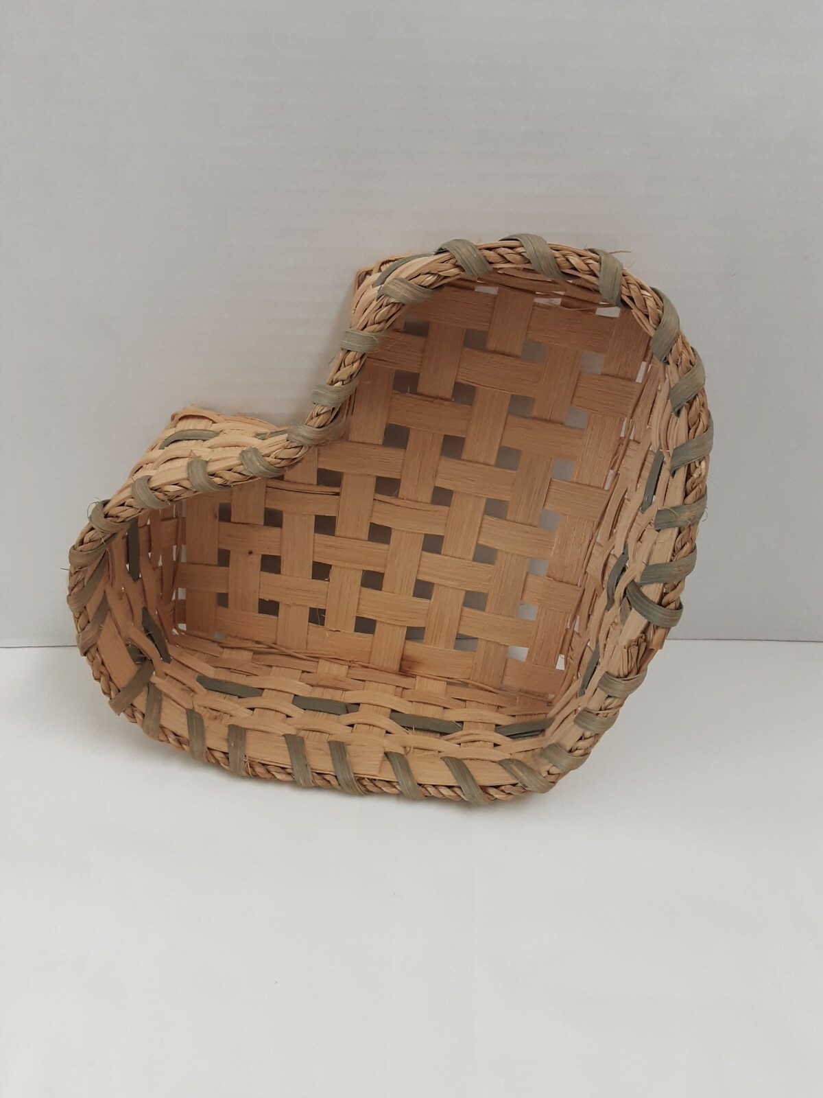 Vintage Natural Heart Shape Wicker Basket For Displaying Or Hanging