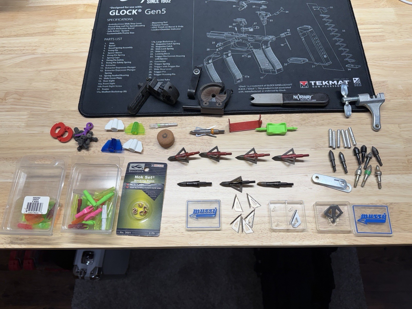 Mixed lot including Muzzy HX4 100 Grain 4-Blade Screw-In Broadheads BLK & Red