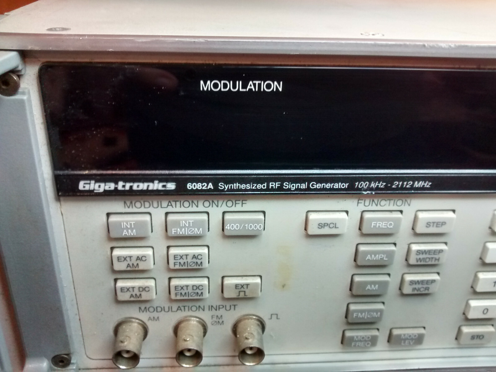 Giga-tronics 6082A Synthesized RF Signal Generator 100 kHz to 2112MHz Option 132