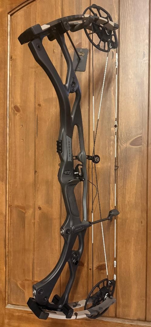 MINT Hoyt RX-8 ULTRA BLACK W/ KUIU VIAS Bow 28.25-30" 70# New Gas Strings & QAD