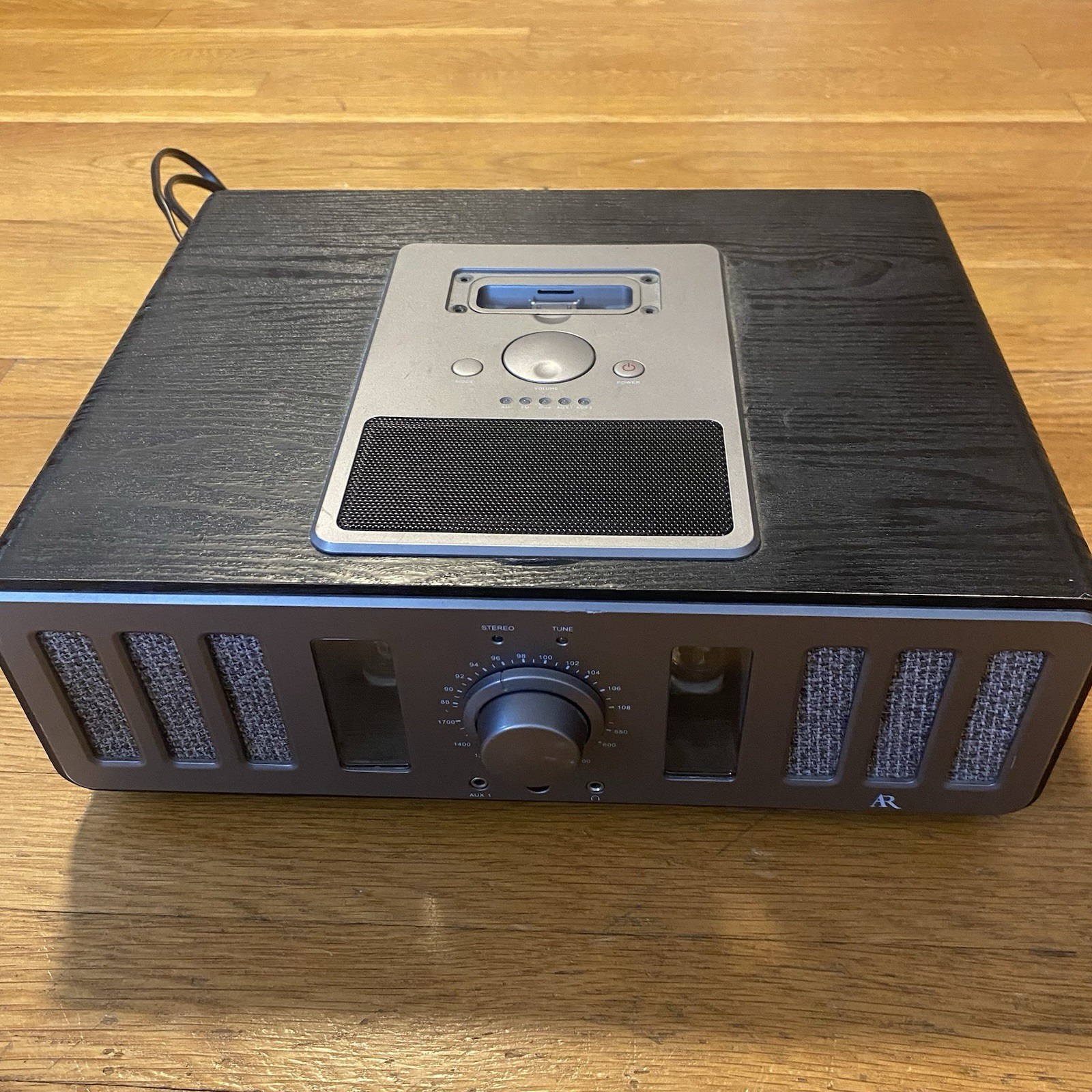 Acoustic Research AV100B vacuum tube AM/FM radio with iPod dock