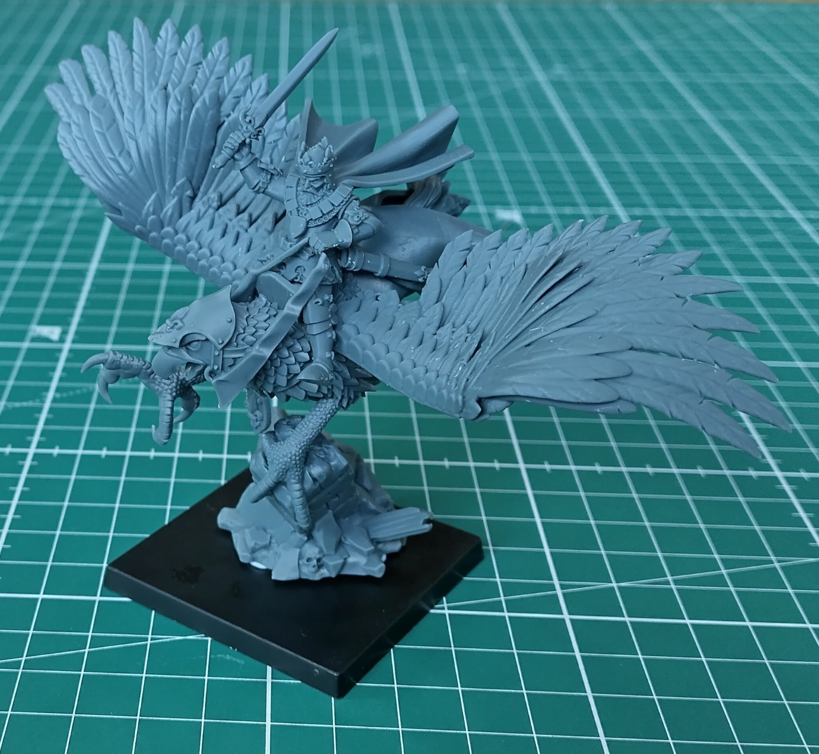 Highlands Miniatures Gallia King, Robert the Gallia Riding Hippogriff (base inc)