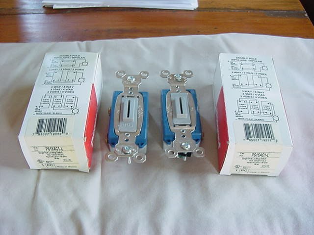 2 SEYMOUR LEGRAND SIGLE POLE LOCKING SWITCHES PS15AC1L GRAY