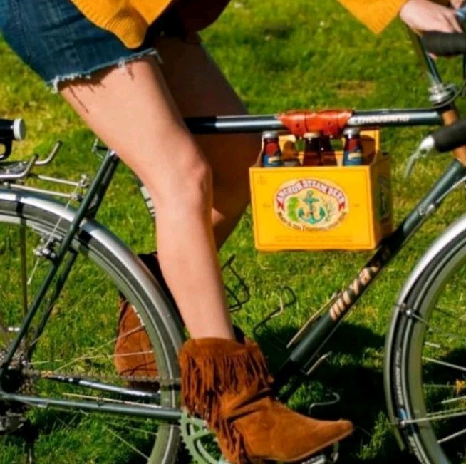 Walnut Modern Designs Leather 6-Pack Beer Carrier for Bicycle