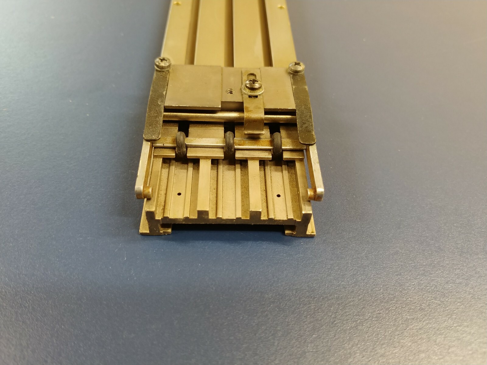 Universal Instruments Vibratory 28L PIN SOIC Track Assembly 45289304