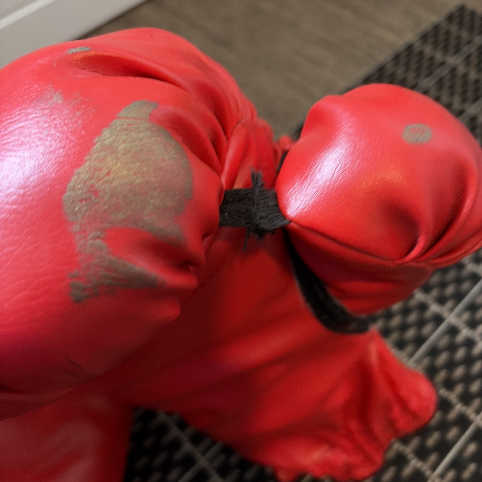 Everlast 16oz Laceless Boxing Gloves - Red