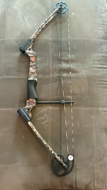 Genesis Archery Bow, Right handed, Perfect Condition, working, Camo