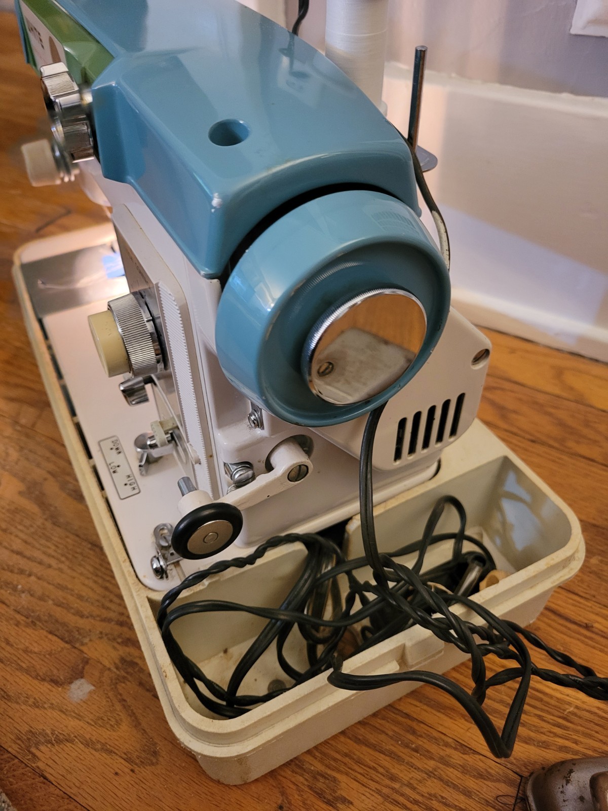 WHITE STRETCH STITCHES 940 Sewing Machine W/Pedal & Carrying Case NICE WORKS