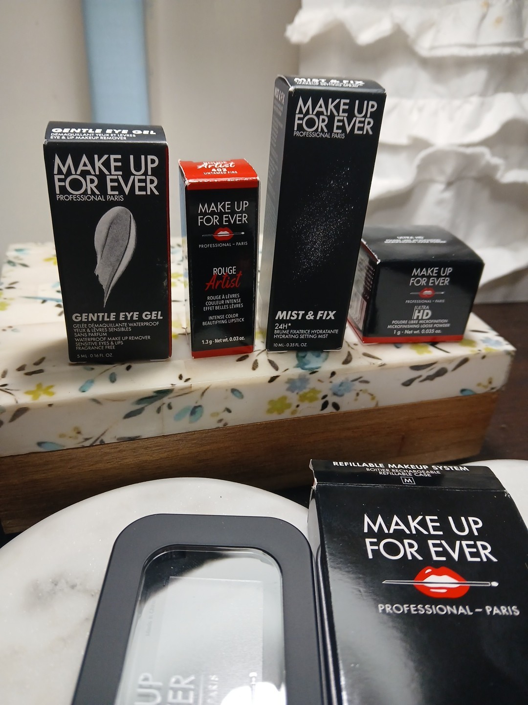 MAKE UP FOR EVER REFILLABLE MAKEUP SYSTEM REFILLABLE CASE M + 4 Minis as picture