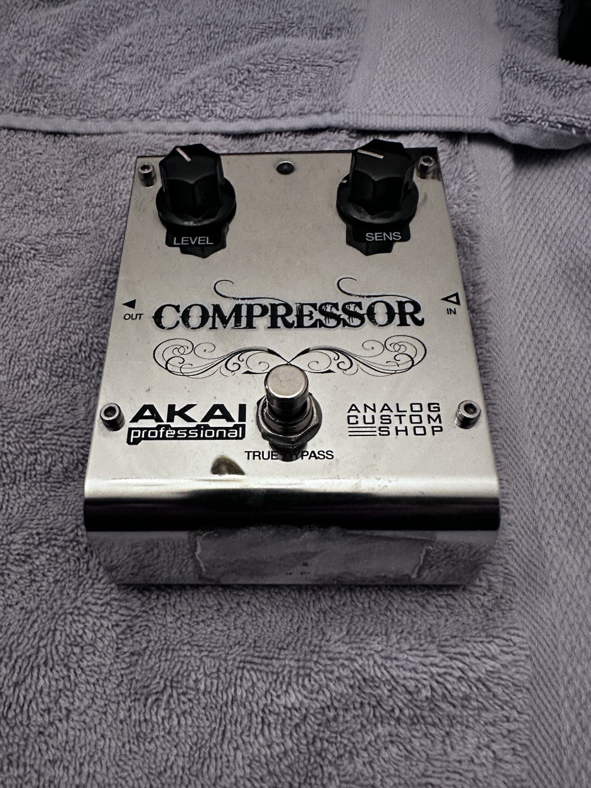 Akai “Professional” Compressor: Electric Guitar Pedal
