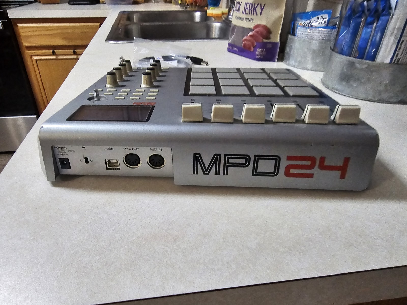 Akai Pro MPD24 USB MIDI Controller with Display - 16 Velocity Sensitive Pads.