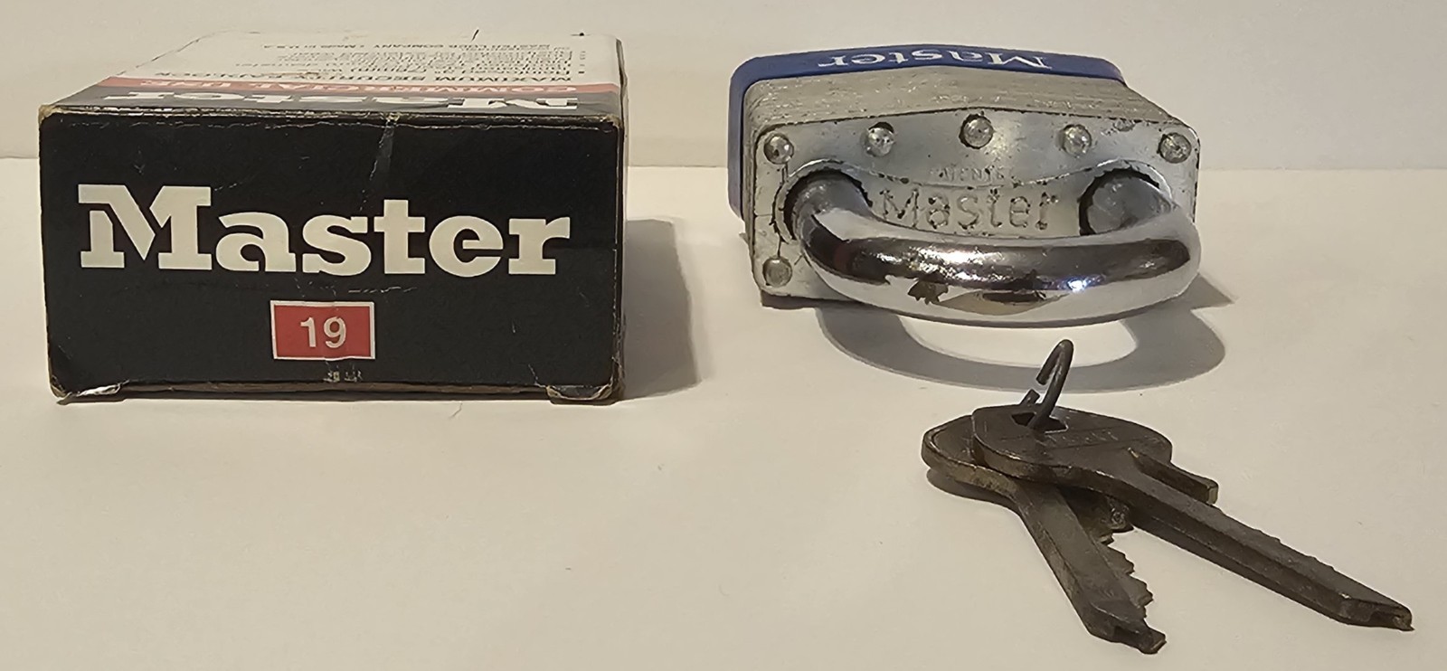 Master Lock No 19 Maximum Security Steel Padlock Traditional Shackle with Keys