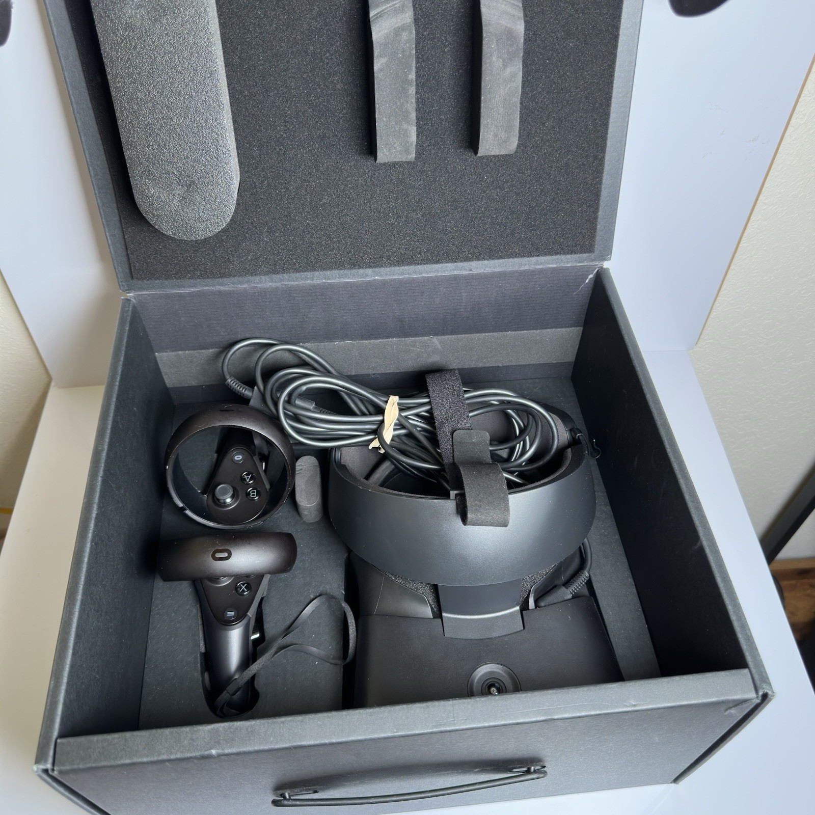 Oculus Rift S PC-Powered VR Gaming Headset with Wired Cable + 2 Controllers