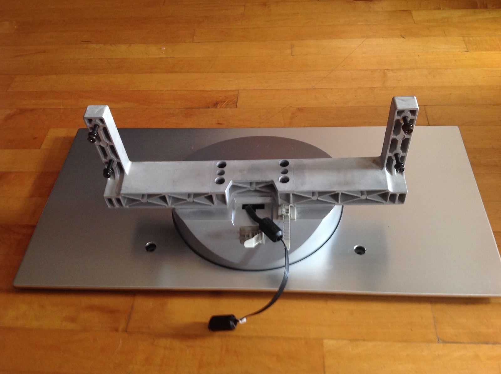 HITACHI LCD SILVER TV BASE STAND MODEL 32HDL51 WITH 4 SCREWS Included