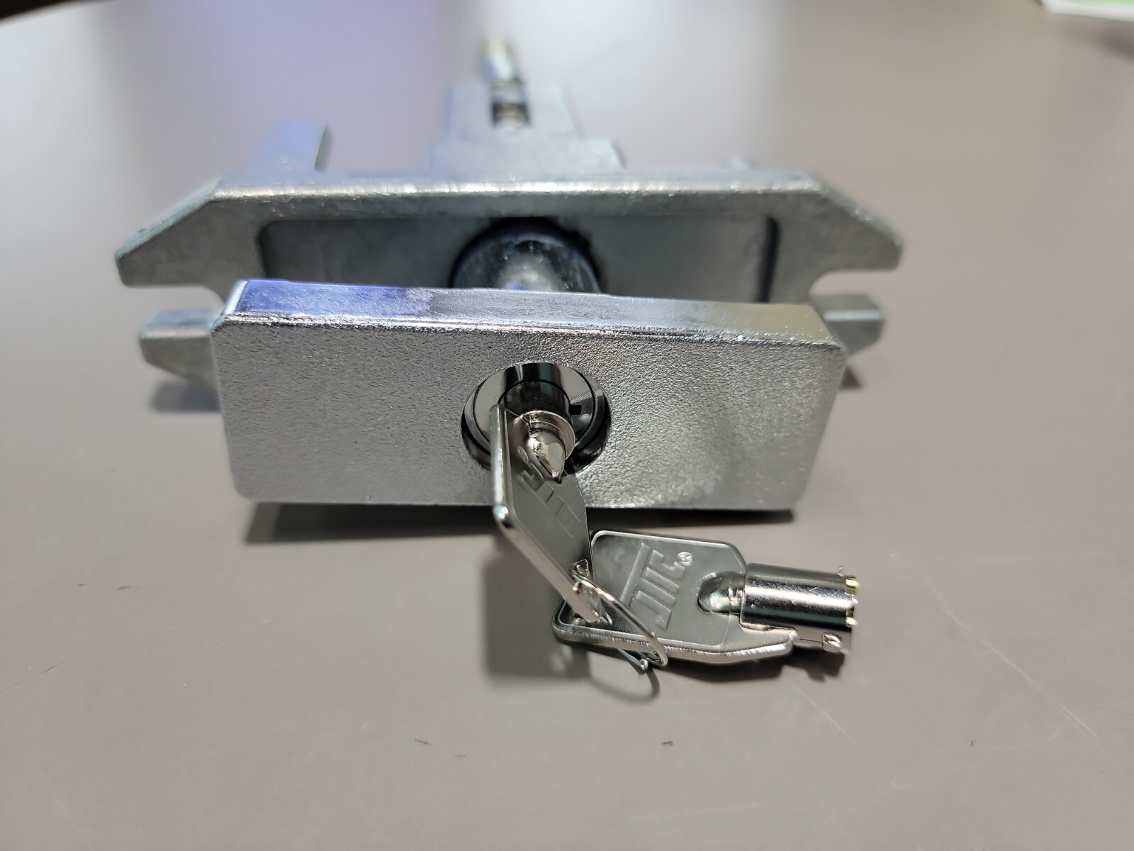 Dixie Narco T handle with posts (for coin chute) includes lock and two keys