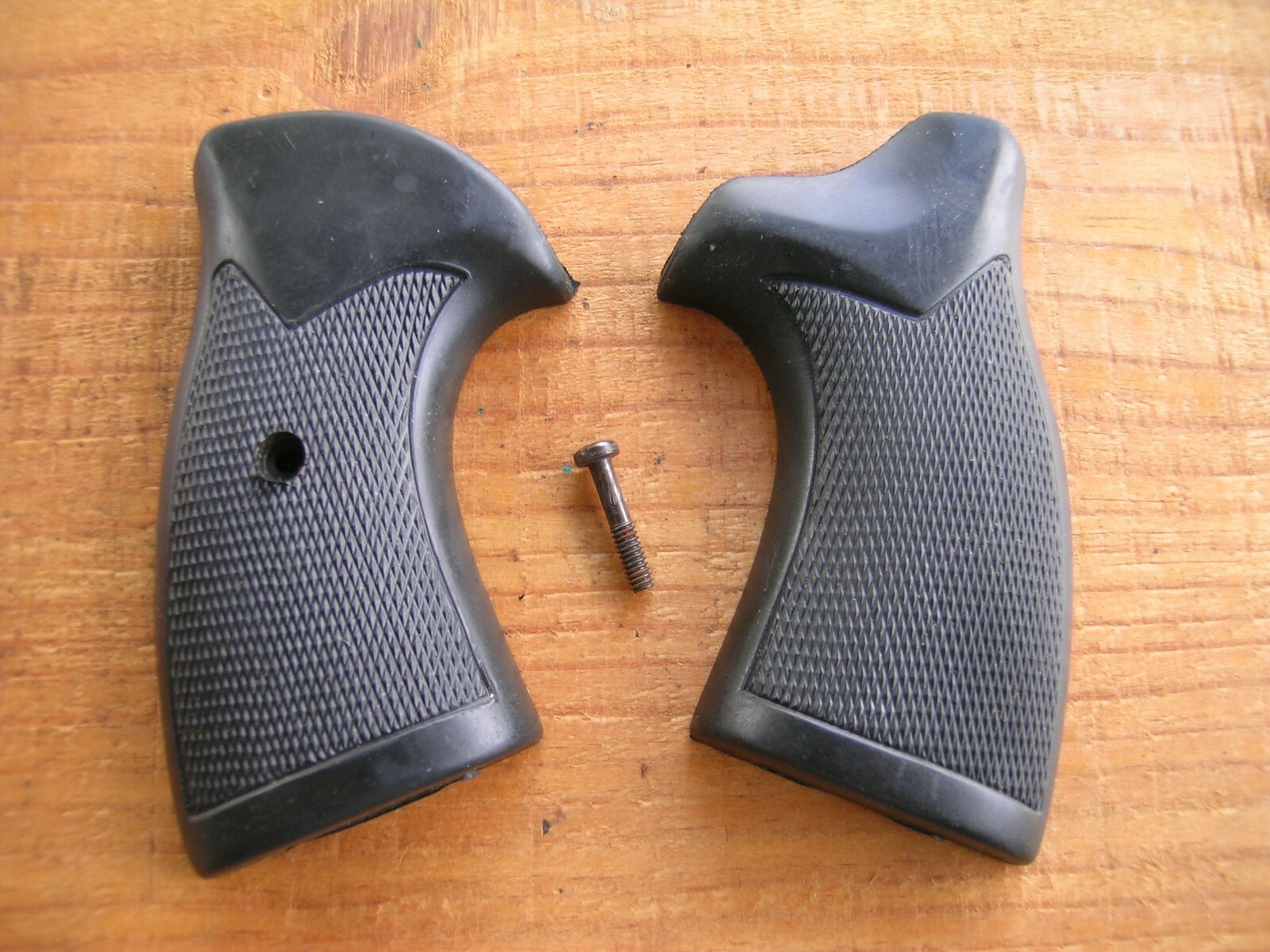Ruger Security Six Service Six Black Rubber Checkered Large Target Grips New