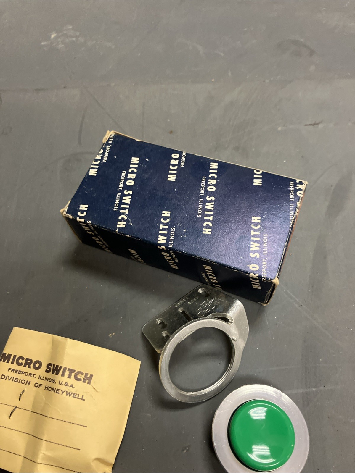 12MA7 Microswitch Honeywell Push Button Switch NOS Green Button Microswitch