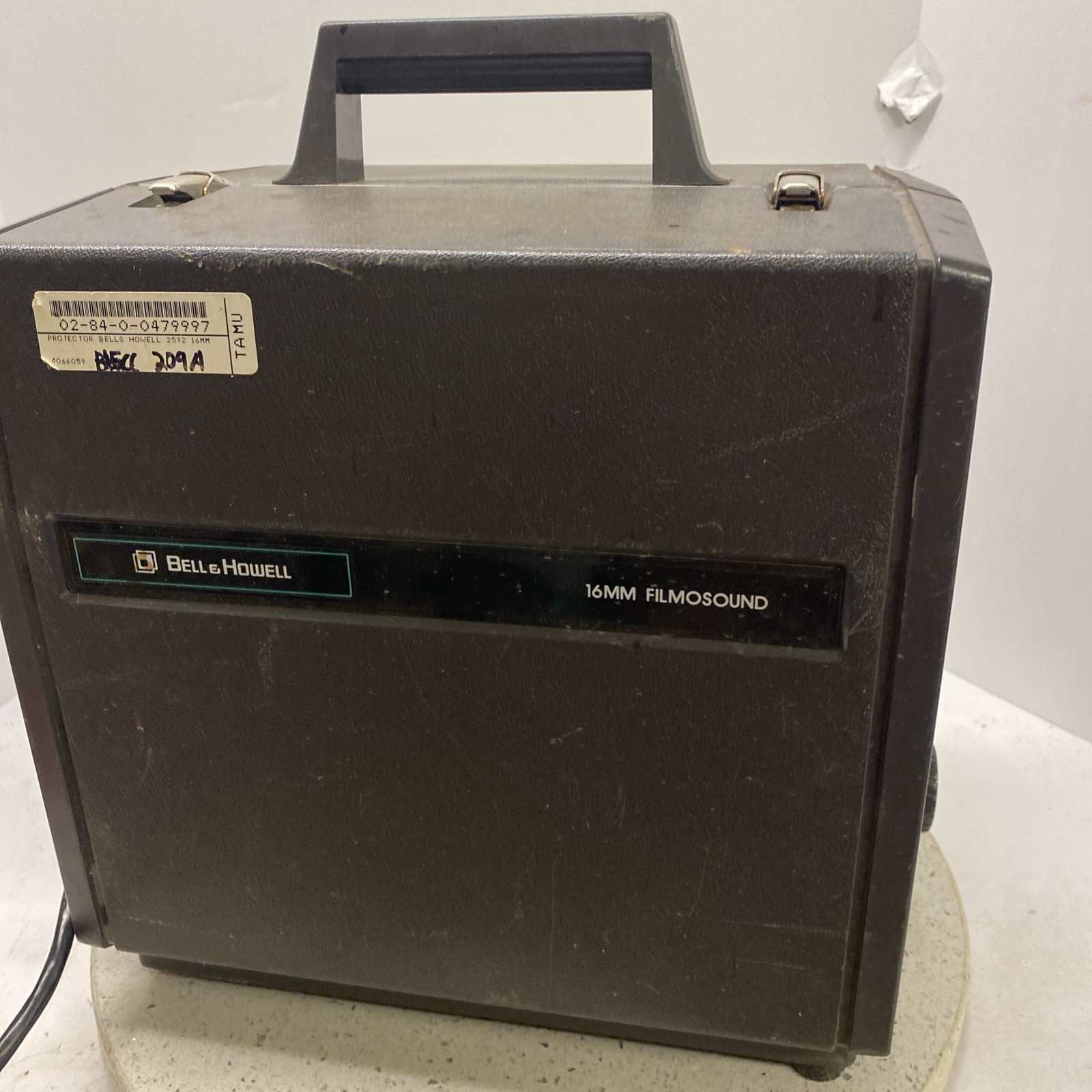 Bell & Howell 2592A  16mm Filmsound Projector Needs Bulb & Lens Runs Fwd/Rev