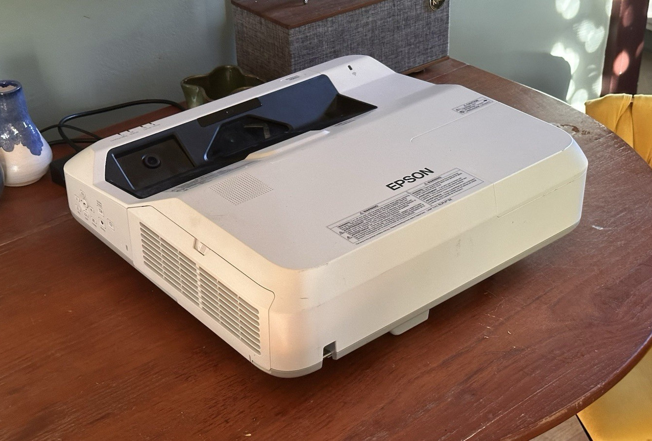 Epson PowerLite 696UI Ultra Short Throw 3LCD 3800lm WXGA 16000:1 HDMI