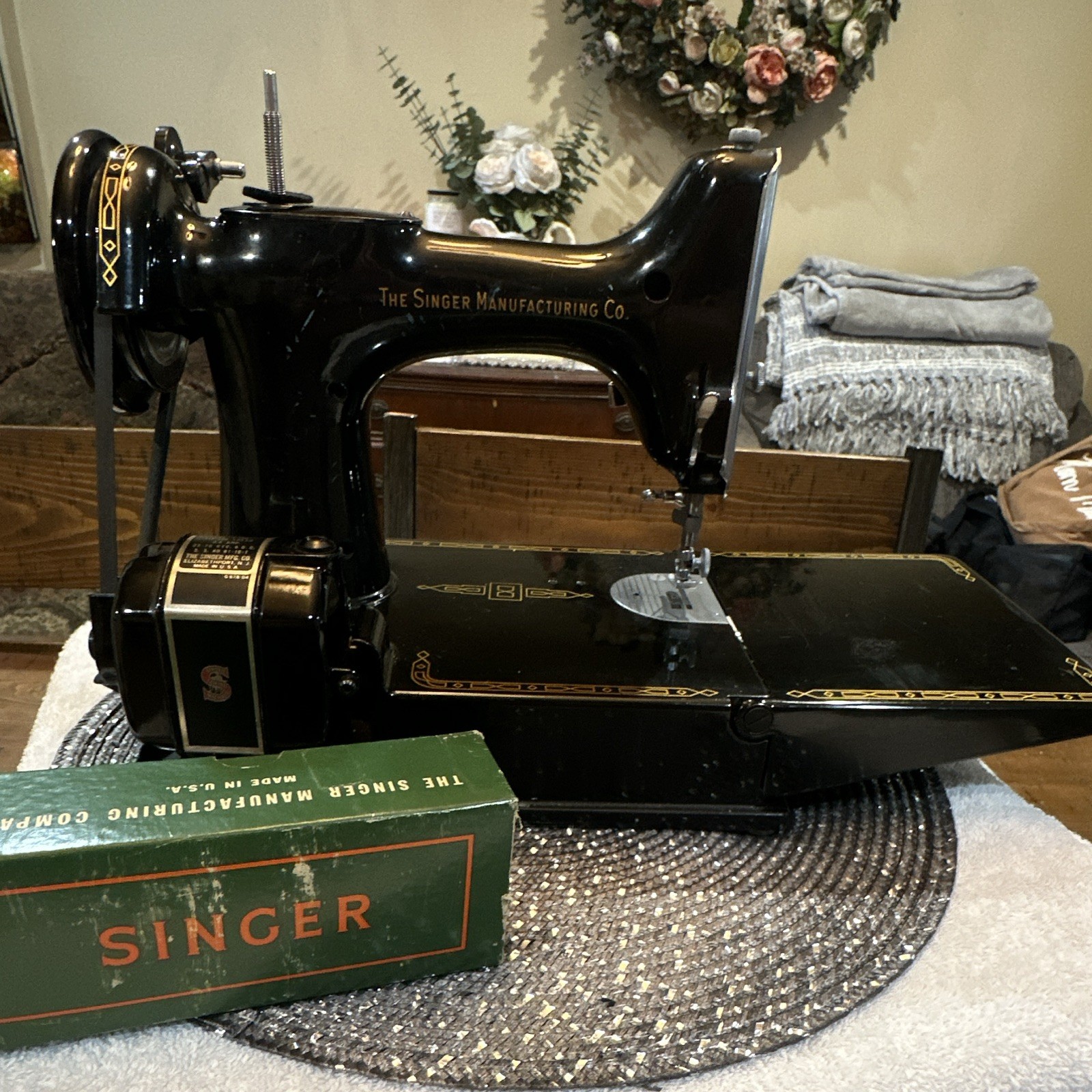 Vintage 1951 Singer Featherweight 221 Sewing Machine - Serial AN679274 - Tested