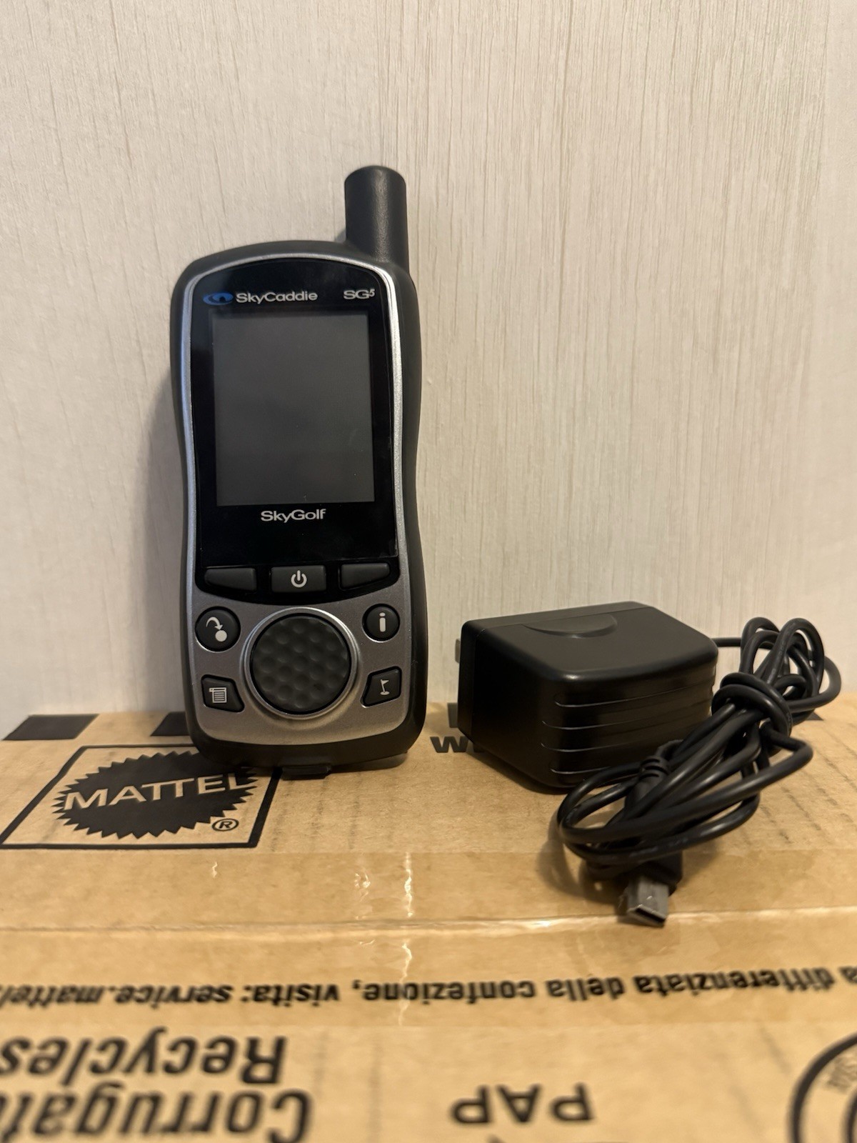 SkyCaddie SG5 Golf GPS Navigator With Charger Cord