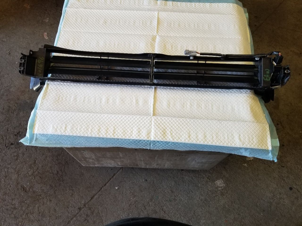 23 24 25 TOYOTA PRIUS AIR SHUTTER OEM
