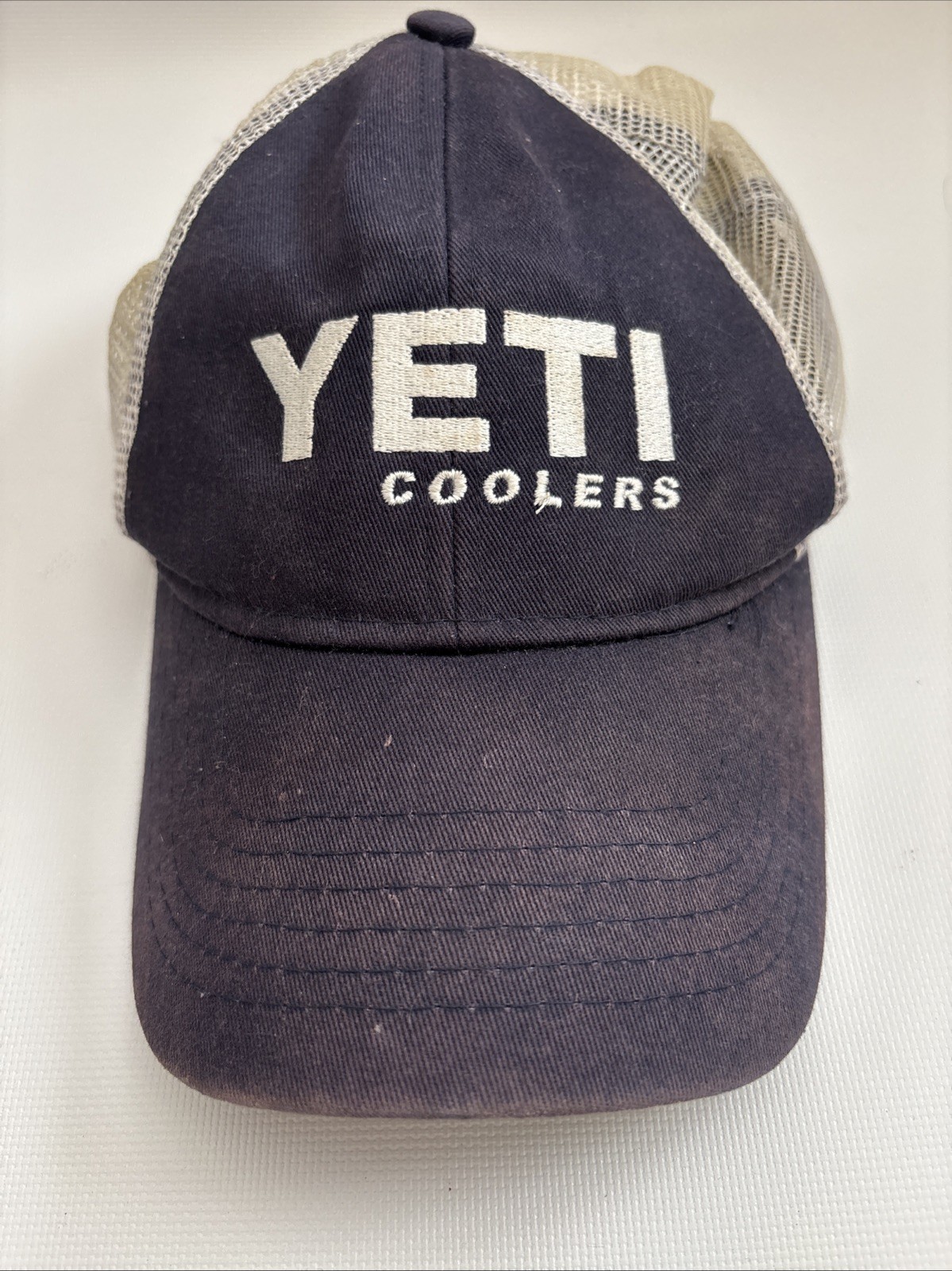 New with Tags YETI Coolers Snap Back Trucker Baseball Cap Hat Blue Gray